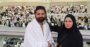بالصور.. إلهام شاهين تؤدى مناسك العمرة بصحبة شقيقها أمير