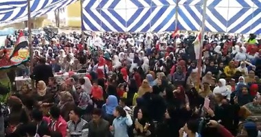 بالفيديو.. تكريم الأمهات على أنغام "آه لو لعبت يازهر" بمدرسة فى الدقهلية