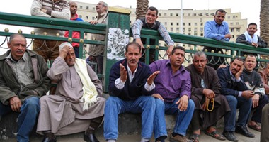 بالصور.. الأمن ينجح فى إقناع العاملين بقطاع الزراعة الآلية بفض تظاهراتهم