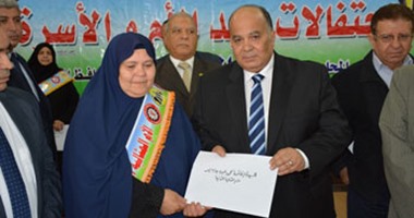 بالصور.. محافظ الدقهلية يكرم أمهات وآباء مثاليين