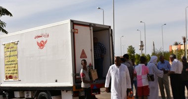 ضخ سلع غذائية واستهلاكية وبيعها للمواطنين بأسعار مخفضة فى قرى وادى كركر بأسوان