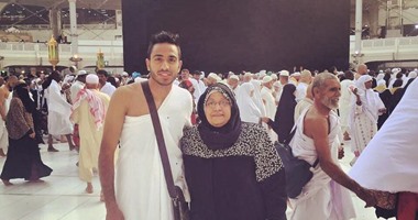 كهربا من أمام "الكعبة": "اللهم تقبل منا ويخليكى ليا ياست الكل يا أمى"