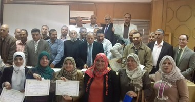 السكرتير المساعد لمحافظة الإسماعيلية يُكرم أعضاء الجهاز الإدارى