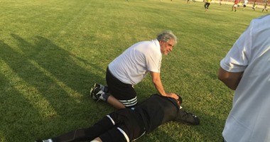 بالصور .. الحضرى يدخل فى نوبة بكاء بعد استبعاده من المنتخب