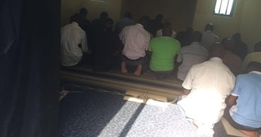 بالصور.. الأمن النيجيرى يجبر الفراعنة على صلاة الجمعة بمسجد الفندق