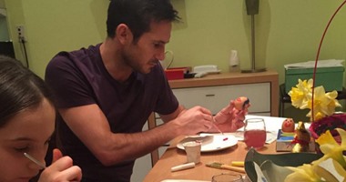 لامبارد يستعد لعيد الفصح بتلوين "البيض"