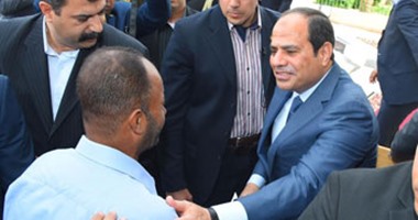 بالصور.. الرئيس السيسى يطمئن مواطنى شرم الشيخ على عودة السياحة