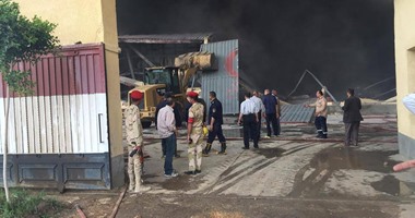 بالصور.. الحماية المدنية تحاول السيطرة على حريق "الهلال والنجمة" فى سوهاج