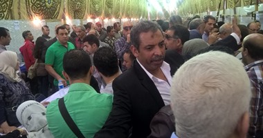 بالصور.. مشادة بين أعضاء الأهلى وأمن النادى بعد غلق التسجيل فى العمومية