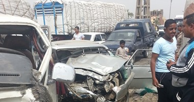 خروج المصابين فى حادث تصادم سيارتين أعلى كوبرى إدفو