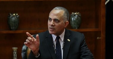 وزير الرى يجتمع مع رؤساء الإدارات المركزية بقطاع حماية نهر النيل