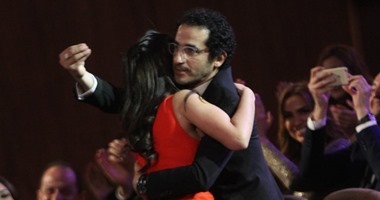 مدونو "تويتر" يحتفون بحضن أحمد حلمى لمنى زكى فى حفل "السينما العربية"