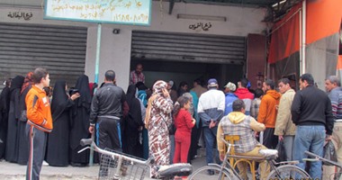 طوابير أمام "البدالين" لصرف المقررات التموينية ببورسعيد