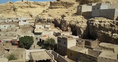 بالصور.. "دير الحديد" قرية فقيرة فى حضن الجبل ببنى سويف.. 8 آلاف نسمة مهددون بتساقط الكتل الصخرية عليهم ويعيشون بدون مياه وكهرباء.. الأهالى: الموت أقرب من الذهاب للمستشفيات والمسئولون لا يعرفون طريقنا