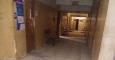 بالصور.. مستشفى ديروط يغرق فى مياه الصرف من الخارج ومأوى للحيوانات من الداخل.. المرضى: الأسرّة متهالكة والحمامات غير آدمية.. والأهالى يطالبون بتحسين الخدمة.. والصحة: الميزانية لا تكفى