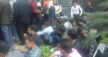 بالصور.. حاملو "الماجستير والدكتوراه" يغلقون باب البرلمان أمام النواب