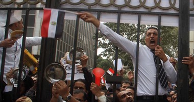 بالصور.. حملة الماجستير والدكتوراة يفترشون الأرض أمام مجلس النواب‎