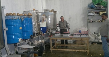 مباحث التموين تضبط صاحب محل لتجميعه زيوت مجهولة وتعبئتها فى جراكن ببنى سويف