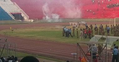 بالصور..قنابل الغاز تسيطر على شغب مباراة كينيا وغينيا فى تصفيات أفريقيا