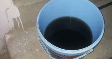 بالصور.. تلوث المياه وتحول لونها للأسود بقرية الطليحات فى سوهاج