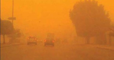 إزالة الكثبان الرملية على الطرق المكونة من العواصف بالوادى الجديد