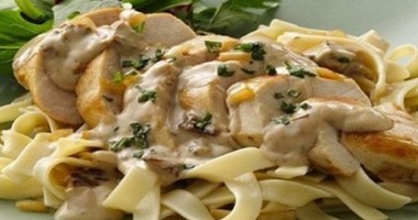 طريقة عمل المكرونة بالصوص الأبيض والدجاج