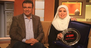 بالصور..عمرو الليثى يُكرم مديحة حمدى ويُهديها درع قناة الحياة فى "بوضوح"