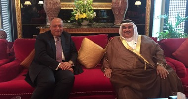 سامح شكرى يبحث مع نظيره البحرينى بالمنامة التحضير للجنة المصرية البحرينية