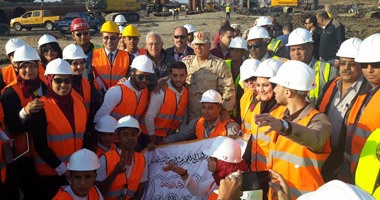 القوات المسلحة تواصل مسيرة التنمية.. اللواء كامل الوزير: افتتاح طريق هضبة الجلالة 30 يونيو.. ونستهدف إنشاء 30 ألف كيلو متر طرق الفترة المقبلة.. ويكشف: بدأنا تنفيذ أساسات المنطقة الصناعية شرق بورسعيد