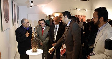 خالد سرور: معرض "سمير الجندى" يقدم أعمالا خزفية جريئة