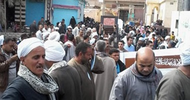 بالصور.. محافظ الفيوم يشارك فى تشييع جثامين 7 ضحايا فى حادث تصادم بالأردن