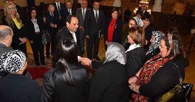 بالصور.. تفاصيل اجتماع الرئيس مع أعضاء "القومى للمرأة".. السيسي يؤكد دعم الدولة لعمل المجلس.. ويشيد بالمشاركة السياسية الواعية للمرأة.. ويشدد: نهتم بأوضاع المسجونين وتم الإفراج عن 4 قوائم منهم