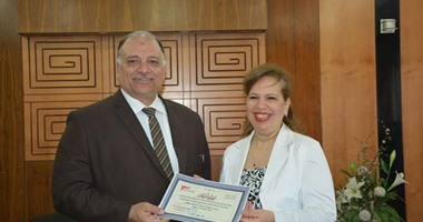 رئيس شركة ميناء القاهرة يكرم مديرة الخدمة المميزة لبلوغها سن المعاش