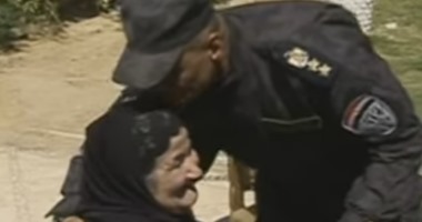 بالصور.. ضابط يقدم مصحفا هدية لأم الشهيد الرائد أحمد سمير الكبير داخل قطاع للعمليات الخاصة.. الأم المثالية لشهداء الشرطة بعد تكريم السيسى لها: جميع أمهات الضباط مثاليات لأن كل ضابط مشروع شهيد