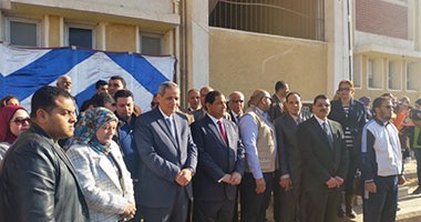 بالصور..وزير التعليم يحضر طابور الصباح ويفتتح عددا من المدارس بالغربية