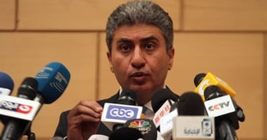 وزير الطيران: الأجانب من ركاب الطائرة المحررة يستعدون للإقلاع نحو القاهرة