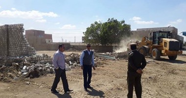 بالصور.. إزالة 80 حالة تعد على أملاك الدولة شرق النيل فى بنى سويف