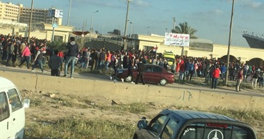 بالصور .. زحام جماهيري أمام بوابات برج العرب قبل ساعتين من مباراة نيجيريا