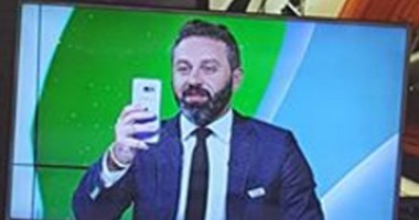 الثعلب يلتقط "سيلفى" قبل تحليل مباراة مصر ونيجيريا