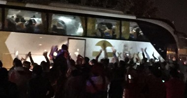 بالصور.. الجماهير تحتفل مع لاعبى المنتخب خارج الاستاد بعد إقصاء نيجيريا