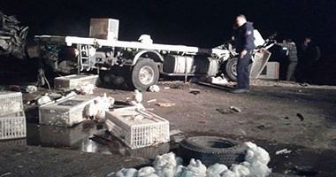 بالصور.. مصرع 6 أشخاص فى حادث تصادم بين سيارتى نقل على طريق مطروح ـ سيوة