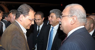 وصول ركاب الطائرة المحررة.. ورئيس الوزراء يستقبلهم