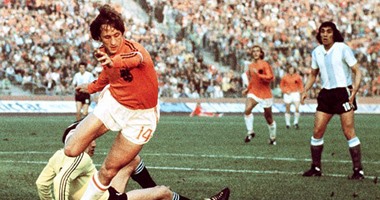 كرويف يُزين قائمة أشهر 10 أساطير للمنتخب الهولندى