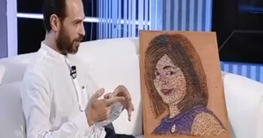 فنان تشكيلى يفاجئ مذيعة "نهار جديد" بصورة لها مصنوعة من المسامير