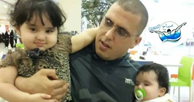بالصور..شاب يستعرض بدراجة نارية ويدمر حياة مدرب سباحة بوادى دجلة.. زوجة المجنى عليه: يعيش تحت أجهزة الأكسجين وفى غيبوبة منذ الجمعة..وأصدقاؤه: الكاميرات سجلت الحادث بالفيديو ونحتاج إذن النيابة للمعاينة