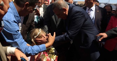 بالصور.. محافظ الجيزة يضع إكليلا من الزهور على النصب التذكارى لشهداء البدرشين 
