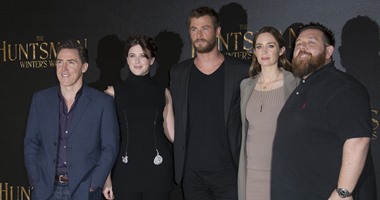 "بومة" تثير الذعر بالعرض الخاص لفيلم  The Huntsman فى لندن