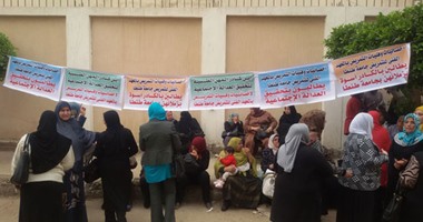 بالصور.. الحاصلات على الدكتوراه بالمعهد الفنى للتمريض يطالبن بنقلهن إلى الكادر الخاص 