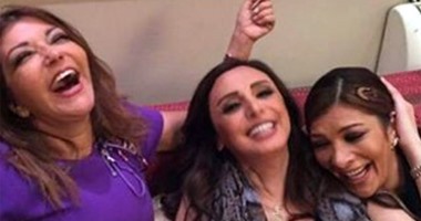 أنغام تنشر صورتها برفقة سميرة سعيد وأصالة..معلقة: مفيش أجمل من الضحكة دى