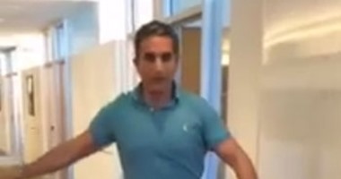 باسم يوسف ينشر فيديو على "فيس بوك" يستخدم "الهوفر بورد" لأول مرة